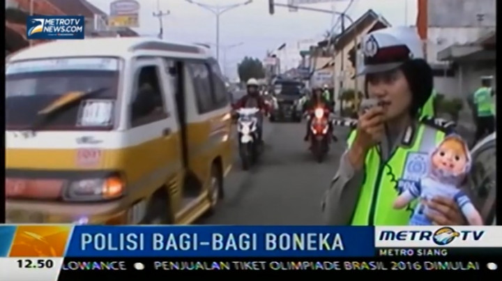 Operasi Simpatik, Polisi di Majalengka Bagi-bagi Boneka