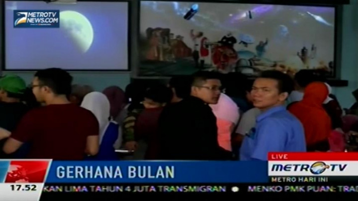 Warga Nonton Bareng Gerhana Bulan Total Lewat Live Streaming