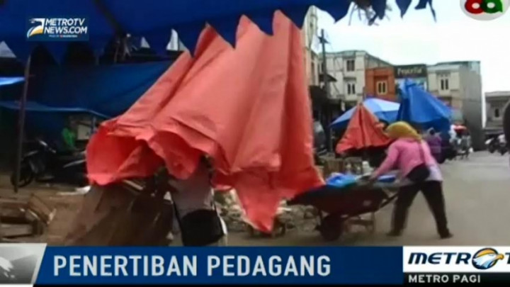 Ratusan PKL Panik dan Gulung Dagangannya saat Penertiban