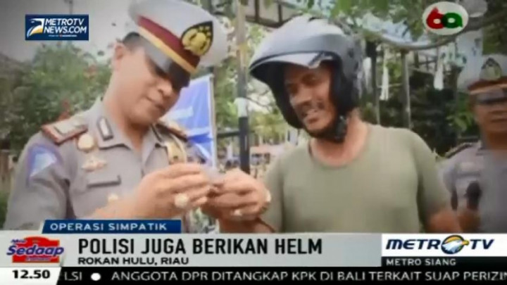 Gelar Operasi Simpatik, Polisi Beri Batu Akik kepada Pelanggar Lalin 