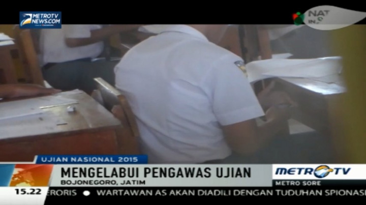 Jalani UN, Siswa Ini Tertangkap Kamera Sedang Menyontek 