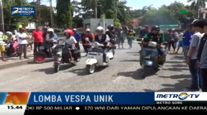Serunya Lomba Adu Lambat Vespa di Parepare
