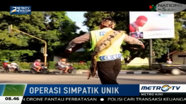 Polisi Sikka Atur Lalu Lintas Sambil Menari Hegong