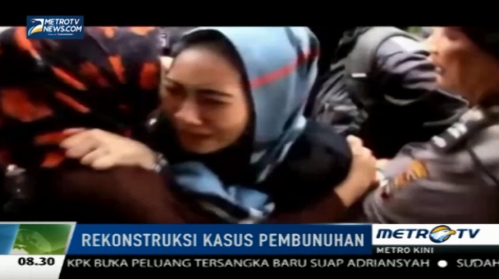 Keluarga Histeris Saksikan Rekonstruksi Pembunuhan di Lampung