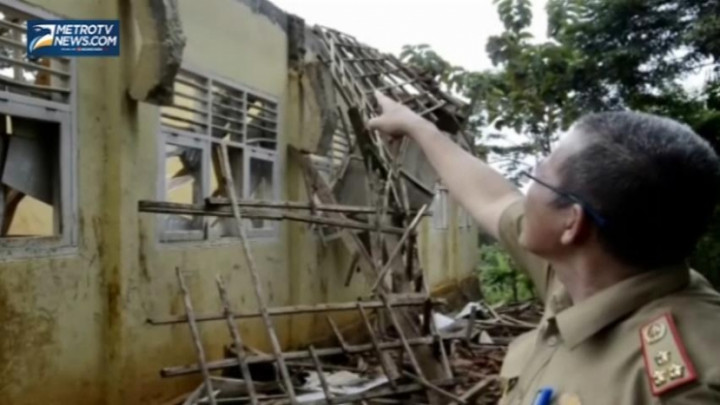 Atap Gedung Sekolah Ambruk, Siswa Terpaksa Belajar di Mushola