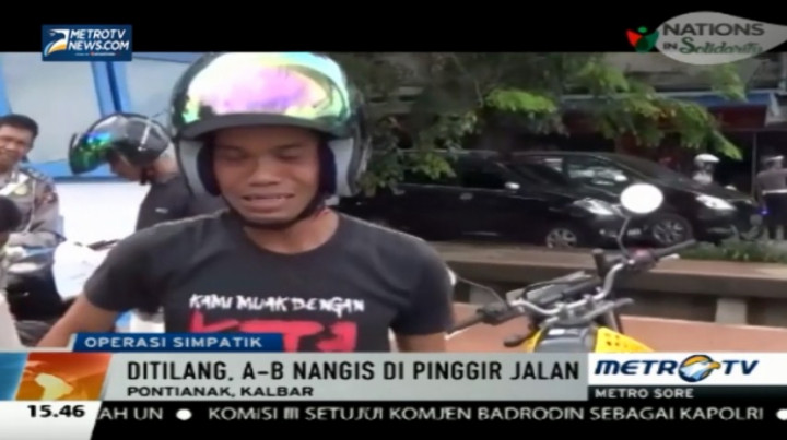 Ditilang, Pria Ini Menangis di Pinggir Jalan