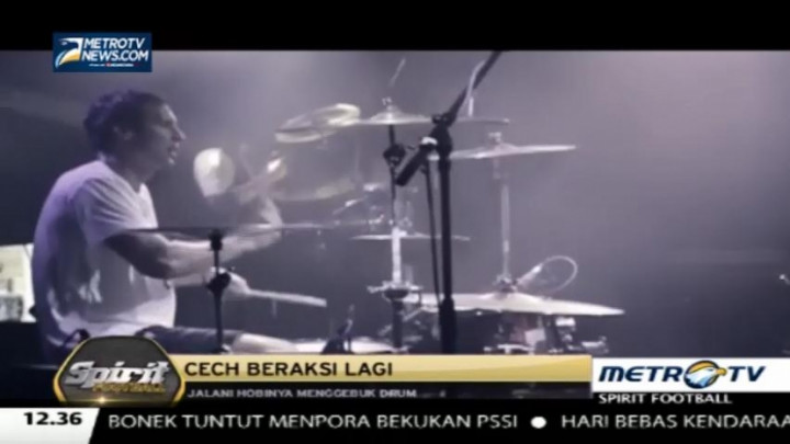 Peter Cech Beraksi dengan Drumnya 