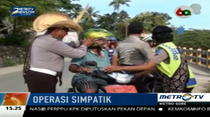 Operasi Simpatik, Polisi Rote Ndao Kenakan Pakaian Adat