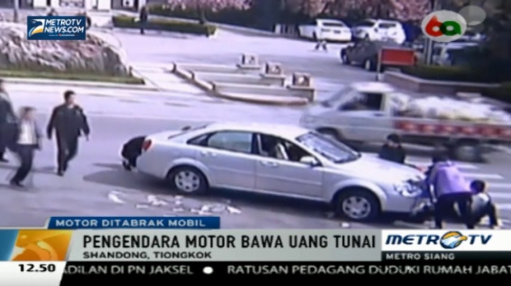 Motor Tertabrak, Uang Ratusan Ribu Yuan Berhamburan di Jalan 