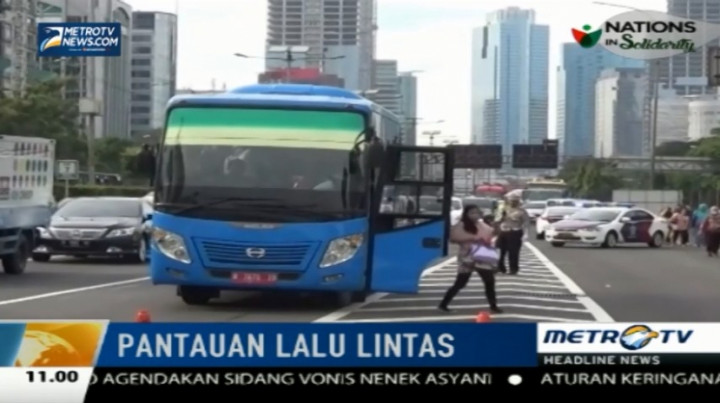 Penutupan Jalan, Penumpang Bus Terpaksa Turun di Tol
