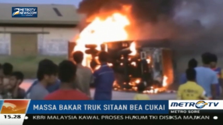 Pedagang Pakaian Bekas Bakar Truk Sitaan Polisi