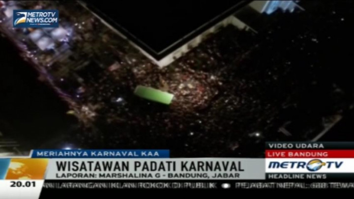 Lautan Manusia Banjiri Malam Karnaval KAA di Bandung 