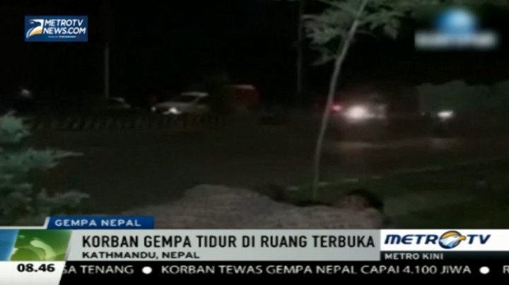 Korban Gempa Nepal Tidur di Pinggir Jalan  