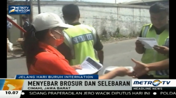 Jelang <i>Mayday</i>, Buruh KASBI Cimahi Sebar Brosur di Jalanan  