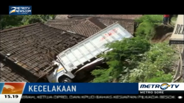 Sopir Mengantuk, Truk Pasir Tabrak Rumah di Cianjur