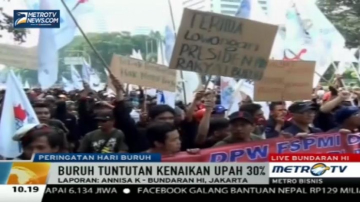 Buruh di Bundaran HI Tuntut Kenaikan Upah 30 Persen