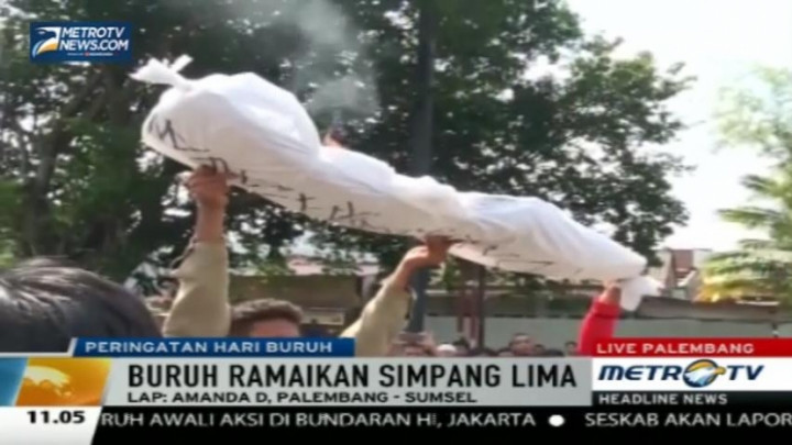 May Day, Buruh di Palembang Gelar Aksi Bakar Pocong