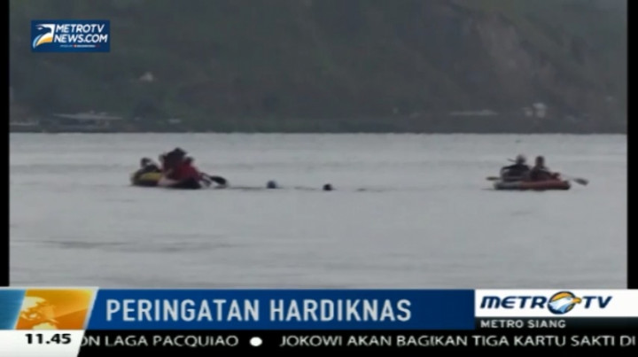 Peringati Hardiknas, Tiga Orang Berenang Seberangi Danau Toba