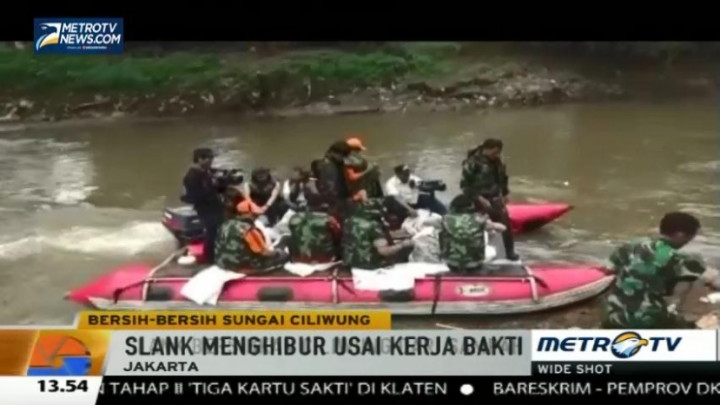 Slank Ikut Bersih-bersih Sungai Ciliwung