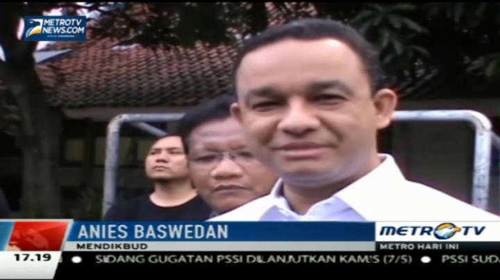 Anies Baswedan Tinjau Distribusi Soal UN SMP di Solo