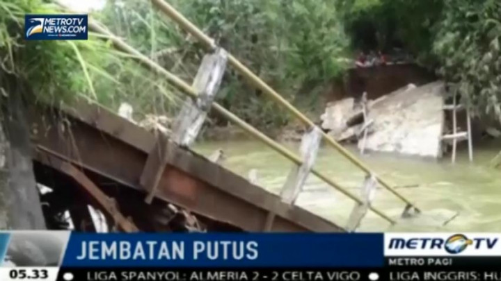 Jembatan Penghubung Dua Desa di Bengkulu Utara Ambruk