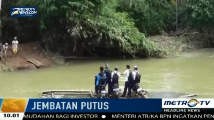Jembatan Penghubung Terputus, Pelajar Dua Desa Menyeberangi Sungai Naik Rakit