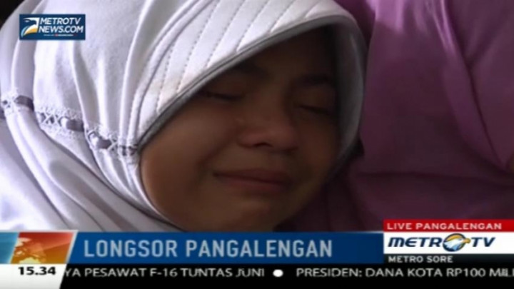 Polwan Berikan Trauma Healing Bagi Korban Longsor di Pangalengan