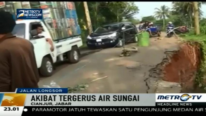 Tergerus Air Sungai, Jalan Penghubung Dua Kecamatan di Cianjur Longsor