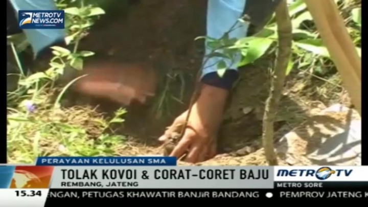 Siswa di Rembang Rayakan Kelulusan dengan Menanam Pohon 