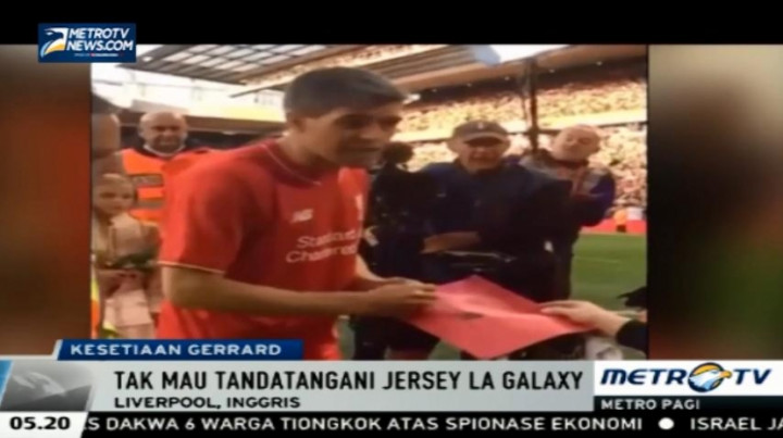 Gerrard Tolak Tanda Tangan di Jersey LA Galaxy dari Fans