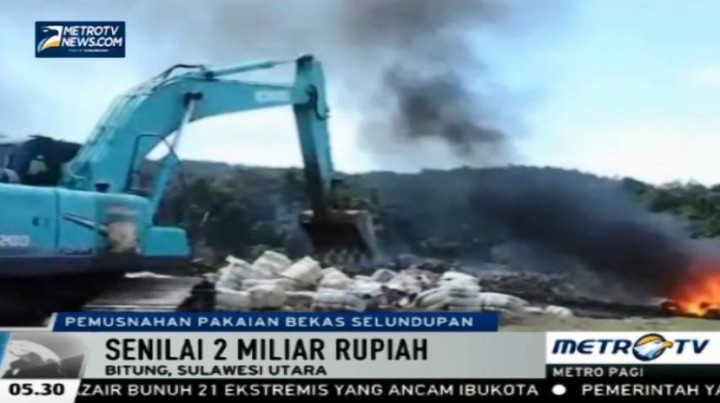 Kejari Bitung Musnahkan Ribuan Karung Pakaian Bekas Asal Malaysia