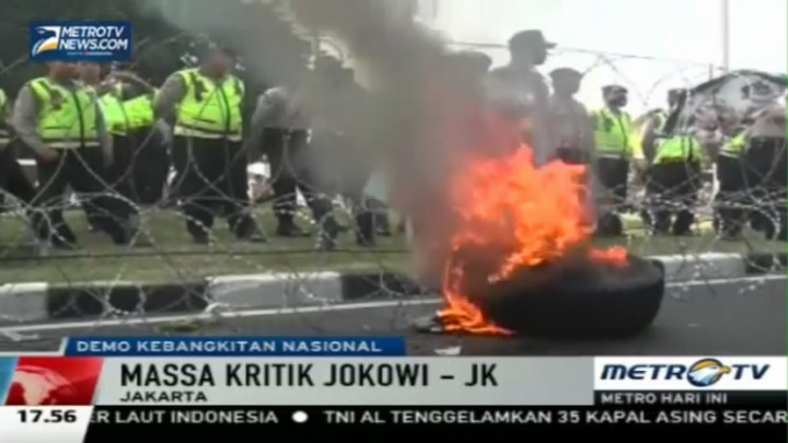 Demo Harkitnas, Mahasiswa Bakar Ban di Depan Istana Merdeka