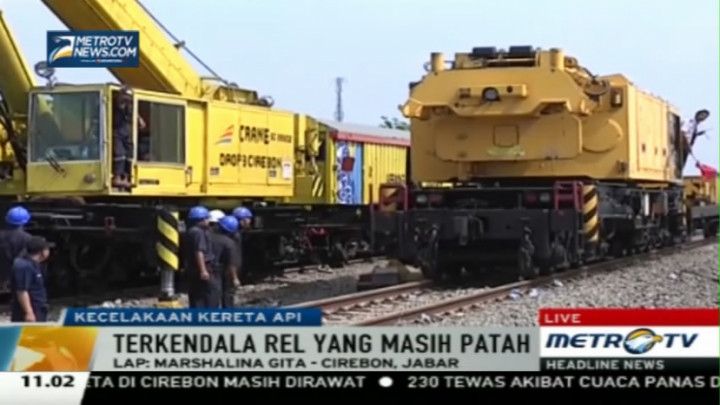 Evakuasi Kereta di Cirebon Terkendala Rel Patah