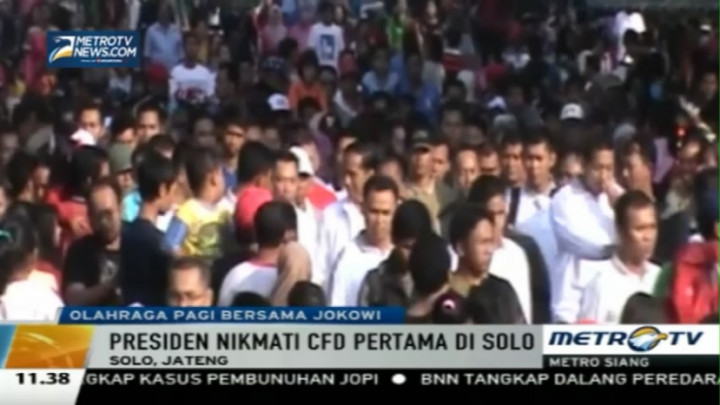 Jokowi Jalan Santai di <i>Car Free Day</i> Solo