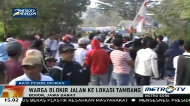 Ratusan Warga Bogor Blokir Jalan Masuk Lokasi Tambang