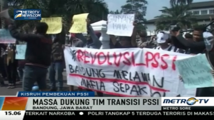 Puluhan Massa di Bandung Demo Tuntut Revolusi PSSI