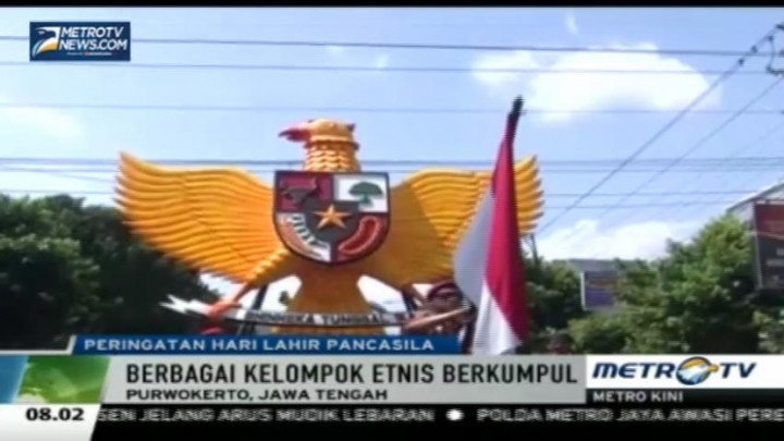 Puluhan Warga Purwokerto Berebut Tumpeng Raksasa 