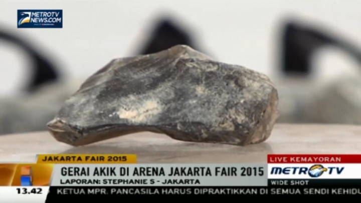 Antusias Pengunjung Berburu Batu Akik di Jakarta Fair 