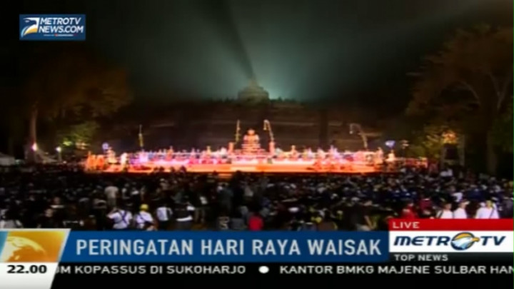 Jelang Detik-detik Waisak, Umat Budha Berdoa di Pelataran Candi Borobudur 