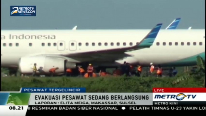 Proses Evakuasi Pesawat Garuda Dibantu dengan Alat Berat