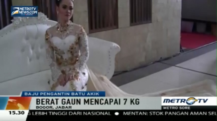  Wow, Sepasang Baju Pengantin Ini Dihiasi 128 Batu Akik