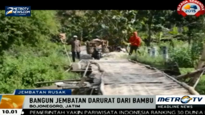 Jembatan Penghubung Roboh,Warga Buat Jembatan Darurat dari Bambu 