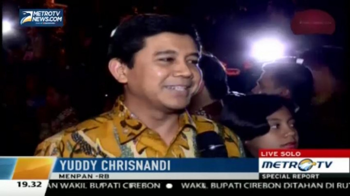 Kehabisan Becak, Menpan RB Jalan Kaki ke Resepsi Gibran