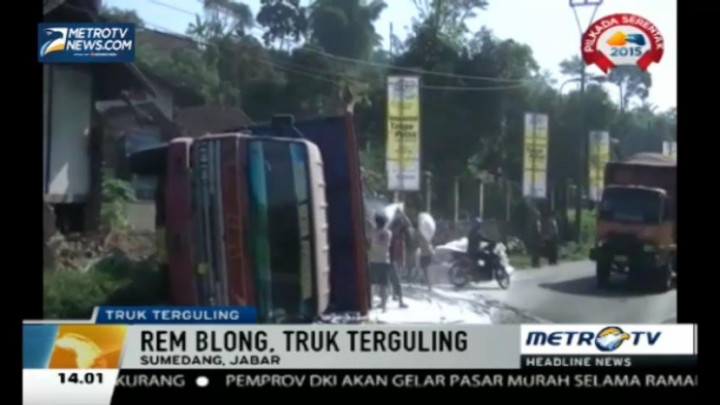 Rem Blong, Truk Bermuatan Sagu di Sumedang Terguling