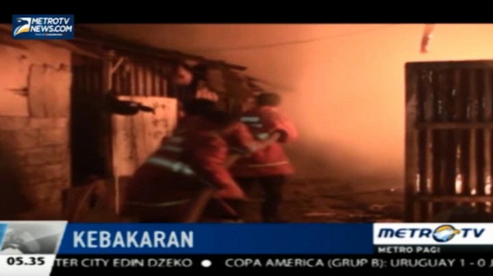 Gudang Barang Bekas Hangus Dilalap Api