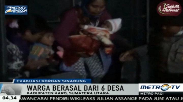 Warga Sekitar Gunung Sinabung Dievakuasi