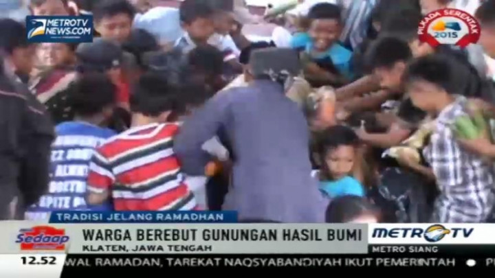 Sambut Ramadan, Warga Klaten Berebut Gunungan Hasil Bumi