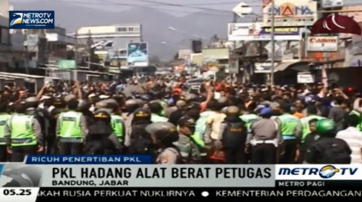 Penertiban PKL Dayeuh Kolot Berlangsung Ricuh