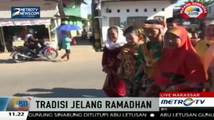 Kenakan Pakaian Adat, Warga Ziarah ke Makam Leluhur