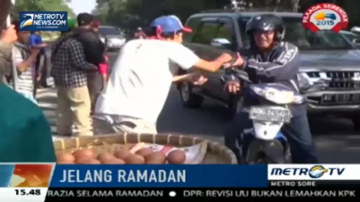Sambut Ramadan, Komunitas Ini Bagikan Telur Ayam di Jalan